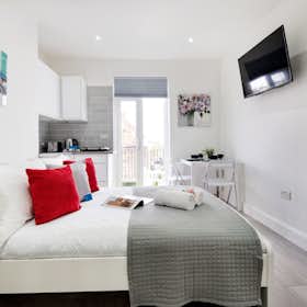 Apartment for rent for £4,523 per month in London, North End Road