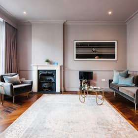 Apartment for rent for £5,105 per month in London, Chilworth Street