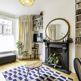 Appartement for rent for £ 3.164 per month in London, Grafton Road