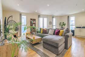 Lägenhet att hyra för 4 430 GBP i månaden i Hounslow, North Hatton Road