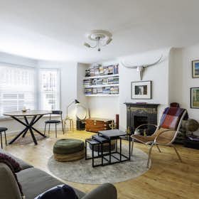 Apartment for rent for €4,044 per month in London, Beaufort Street