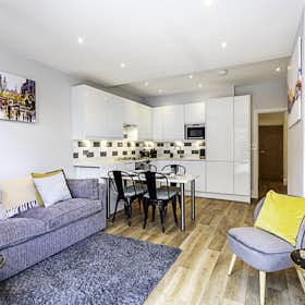Apartment for rent for £3,566 per month in London, Larden Road