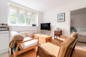 Appartement te huur voor £ 2.542 per maand in London, Upper Richmond Road
