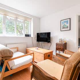 Appartement te huur voor £ 2.548 per maand in London, Upper Richmond Road