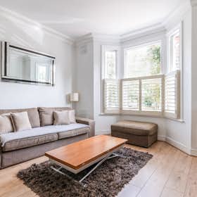 Apartment for rent for £2,682 per month in London, St James's Drive