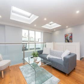 Apartment for rent for £3,700 per month in London, St John's Hill