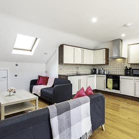 Apartment for rent for £3,698 per month in London, St John's Hill