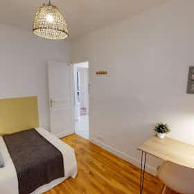 Private room for rent for €857 per month in Paris, Avenue de Wagram
