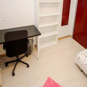 Private room for rent for €1,105 per month in Milan, Via Cesare Battisti