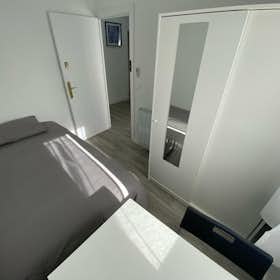 Privé kamer for rent for € 280 per month in Madrid, Calle de Concepción de la Oliva