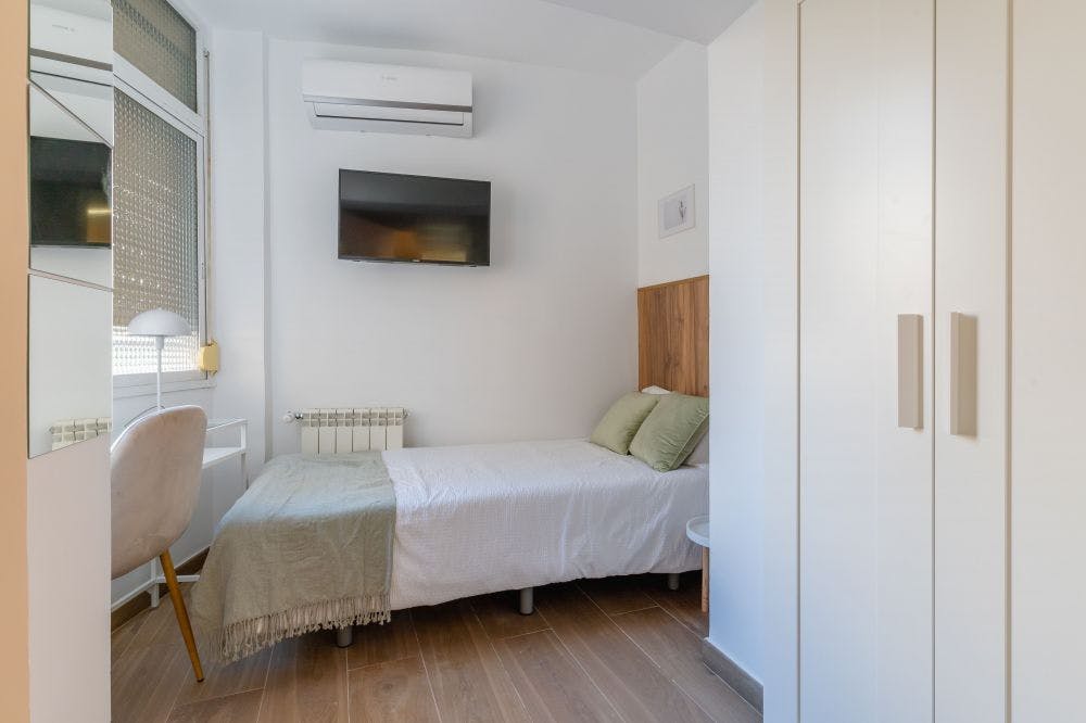Private room for rent for €610 per month in Madrid, Calle de Guadalete