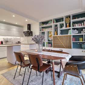 Apartment for rent for €3,564 per month in Paris, Rue Brémontier