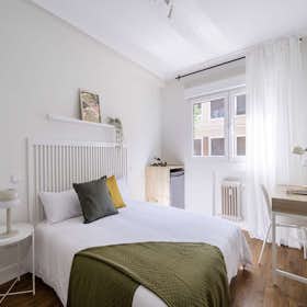Private room for rent for €990 per month in Madrid, Calle de Andrés Mellado