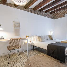 Apartment for rent for €1,996 per month in Barcelona, Carrer de la Lluna