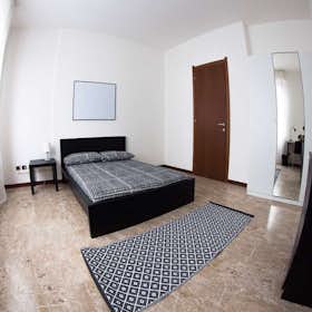 Private room for rent for €830 per month in Milan, Via Val Blenio