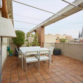 Apartment for rent for €2,595 per month in Barcelona, Carrer de la Indústria