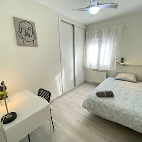 WG-Zimmer for rent for 400 € per month in Madrid, Calle de Amós de Escalante