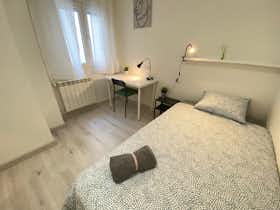 Private room for rent for €400 per month in Madrid, Calle de Amós de Escalante