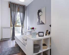 Private room for rent for €720 per month in Bologna, Viale Giovanni Vicini