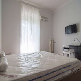 Private room for rent for €880 per month in Milan, Piazzale Susa