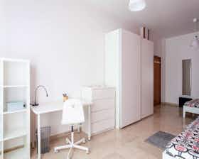 Private room for rent for €820 per month in Bologna, Via Guglielmo Marconi