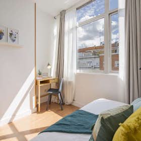 Private room for rent for €680 per month in Madrid, Calle de Bravo Murillo