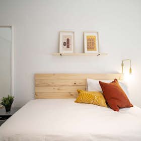Private room for rent for €680 per month in Madrid, Calle Conde de la Cimera