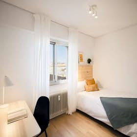 Private room for rent for €720 per month in Madrid, Calle Conde de la Cimera