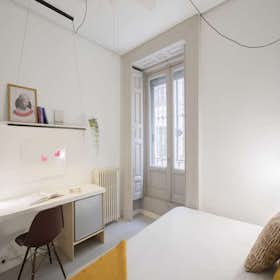 Private room for rent for €1,030 per month in Madrid, Calle de San Lorenzo
