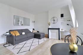 Studio for rent for €1,378 per month in Paris, Rue de Reuilly