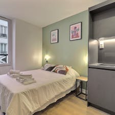 Studio for rent for €1,298 per month in Paris, Rue Marcadet