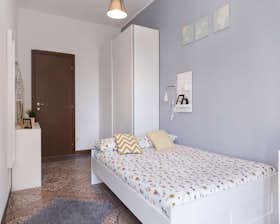 Private room for rent for €805 per month in Bologna, Viale Giovanni Vicini