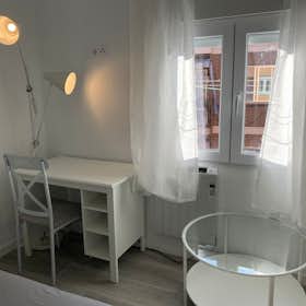 Private room for rent for €340 per month in Madrid, Calle del Topacio