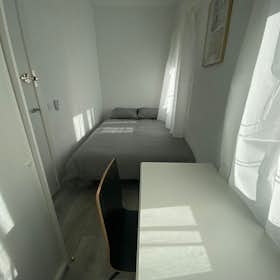 Private room for rent for €290 per month in Madrid, Calle del Topacio