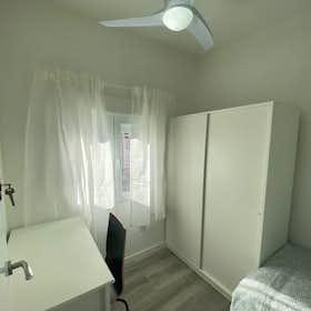 Private room for rent for €250 per month in Madrid, Calle del Topacio