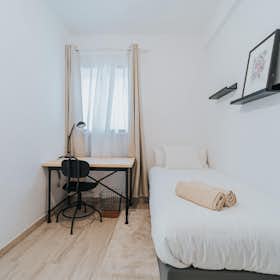 Private room for rent for €675 per month in Madrid, Paseo de la Virgen del Puerto