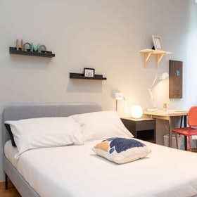 Private room for rent for €1,035 per month in Milan, Viale Emilio Caldara