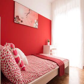 Private room for rent for €785 per month in Milan, Via Alfonso Capecelatro