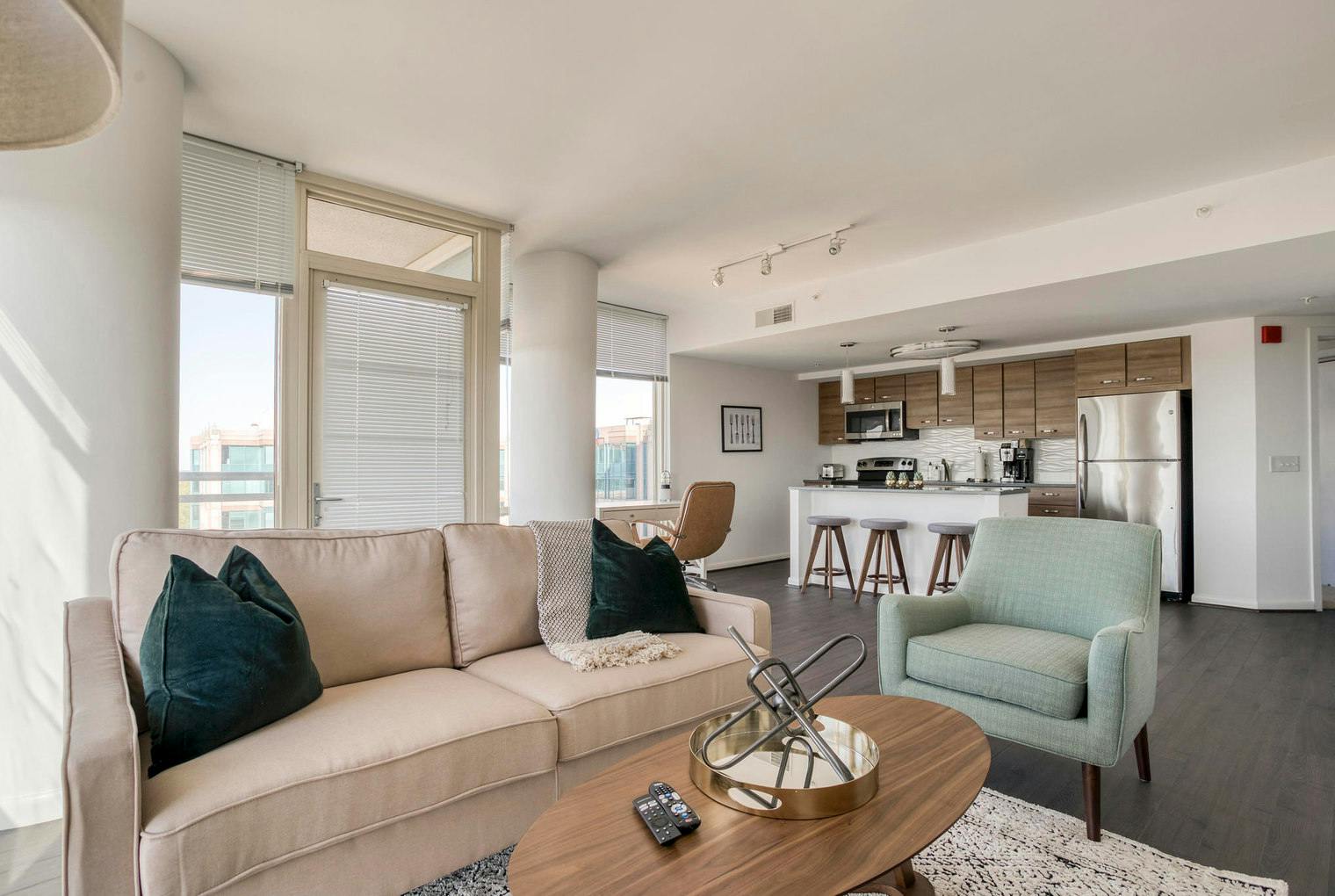 Mieszkanie do wynajęcia za $5,398 miesięcznie w mieście McLean, Broad St