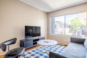 Apartament de închiriat pentru $3,817 pe lună în Sherman Oaks, Huston St