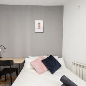 Private room for rent for €700 per month in Madrid, Calle de Cedaceros