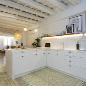 Apartment for rent for €2,100 per month in Barcelona, Carrer de Santa Anna
