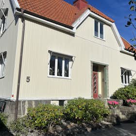 Отдельная комната сдается в аренду за 6 000 SEK в месяц в Västra Frölunda, Backsvalegatan