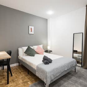Private room for rent for €761 per month in Madrid, Calle de Ayala