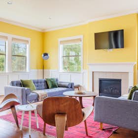 Дом сдается в аренду за $4,720 в месяц в Portland, NW Safflower Dr