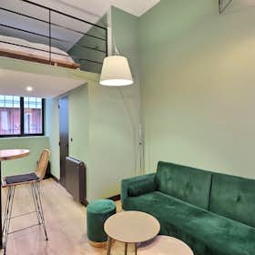 Studio for rent for €2,014 per month in Paris, Rue du Cherche-Midi