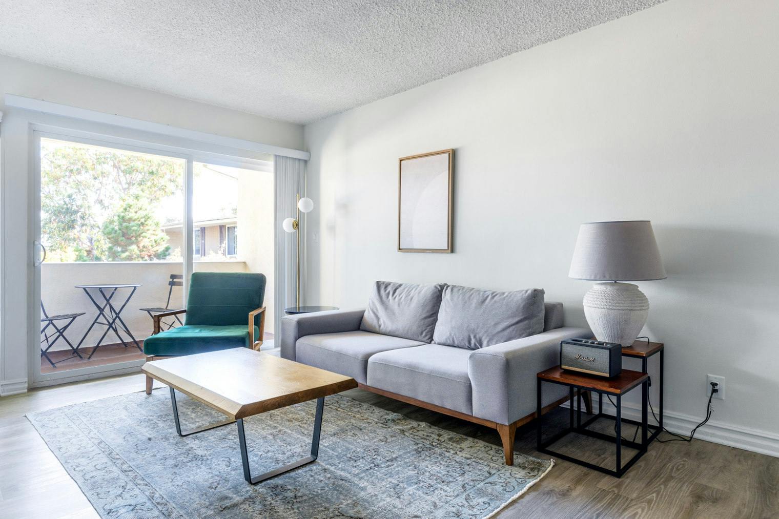 公寓 正在以 €2,718 的月租出租，其位于 Los Angeles, South Barrington Avenue