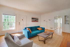 Huis te huur voor $2,172 per maand in Beverly Hills, Charleville Blvd