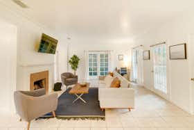 Huis te huur voor $1,710 per maand in Beverly Hills, Charleville Blvd