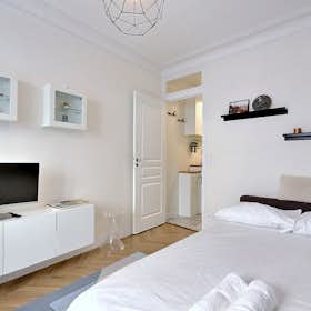 Apartment for rent for €1,696 per month in Paris, Rue Ravignan